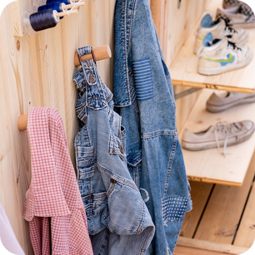 vêtements accrochés sur portant