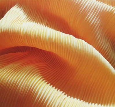 Textile orange plissé