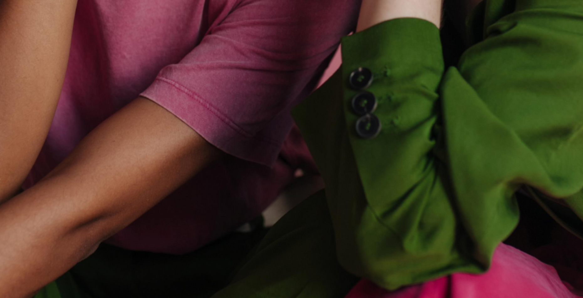 Deux femmes portent des vêtements colorés rose et vert